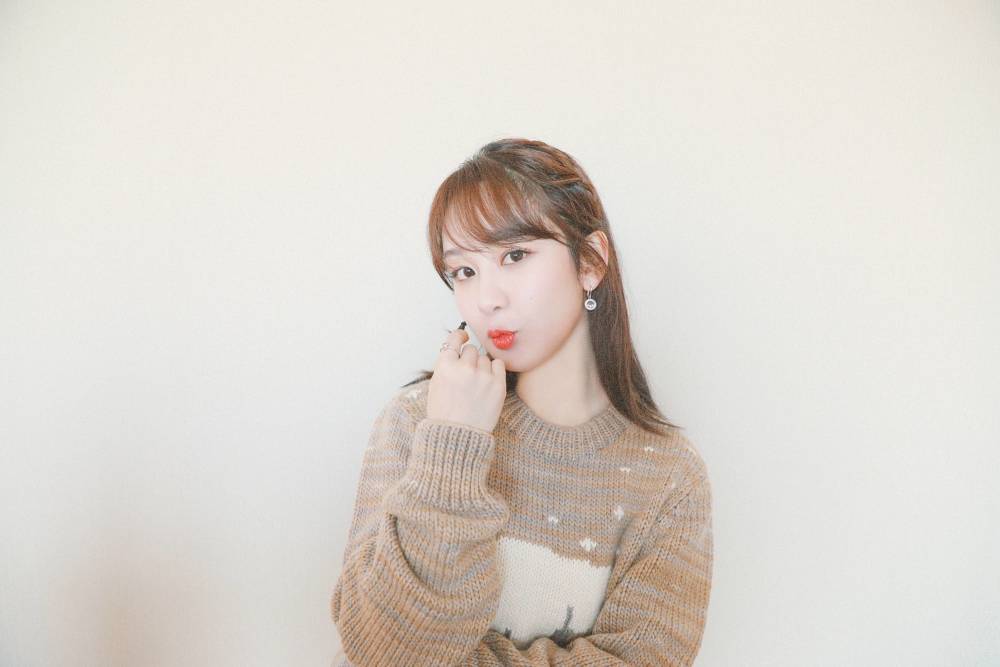 杨紫|杨紫终于遇到猴子本尊，晒二者同框合照，呆萌表情却遭猴子抢镜