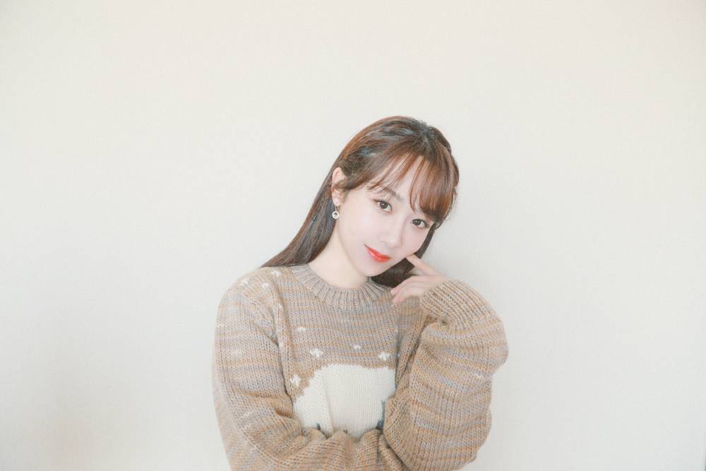 杨紫|杨紫终于遇到猴子本尊，晒二者同框合照，呆萌表情却遭猴子抢镜