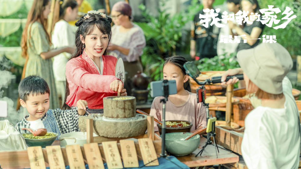 杨紫|杨紫终于遇到猴子本尊，晒二者同框合照，呆萌表情却遭猴子抢镜