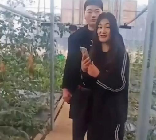 朱之文|大衣哥儿媳成焦点，刚过门就开豪车干农活，网友齐吐槽她炫富