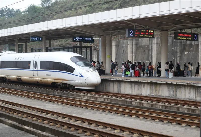 铜仁高铁南站迎双节假期返程高峰