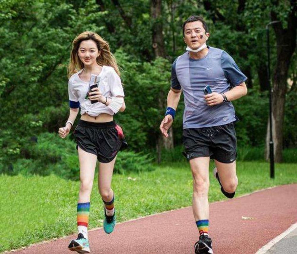 李亚鹏|别再说李亚鹏落魄，羽泉合体为其庆生，王学兵罕见露面并唱歌助兴