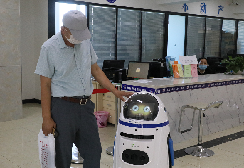 新疆行政中心高颜值“机器人新员工”正式上岗！
