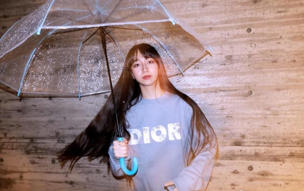 工藤静香|50岁工藤静香皮衣立领好飒，感慨年纪大；为木村心美拍照宛如雨中精灵