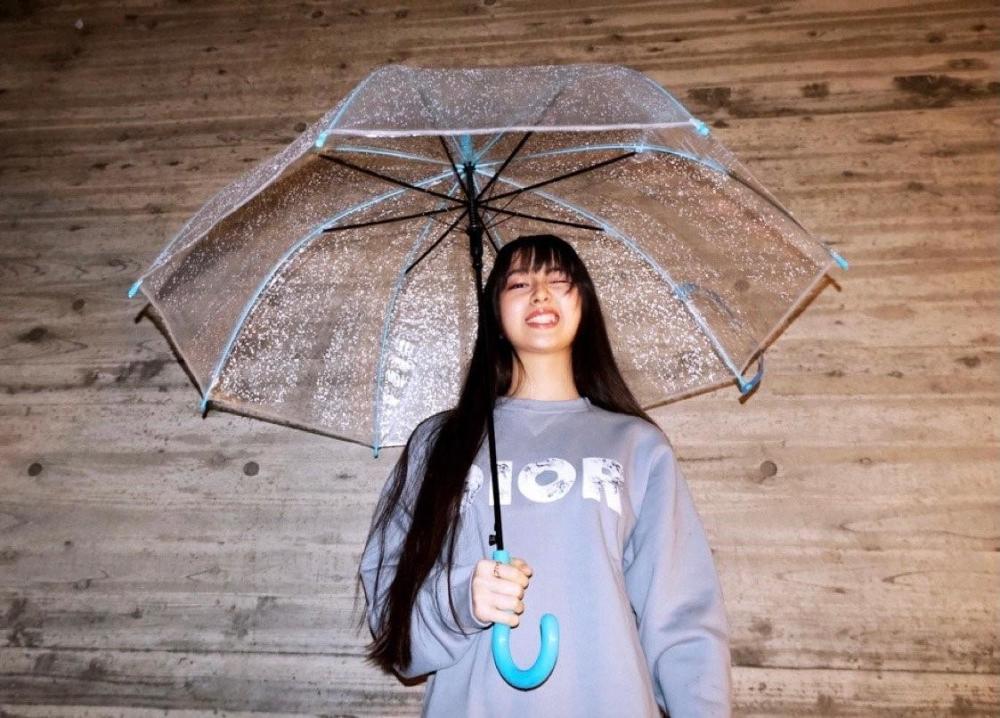 工藤静香|50岁工藤静香皮衣立领好飒，感慨年纪大；为木村心美拍照宛如雨中精灵