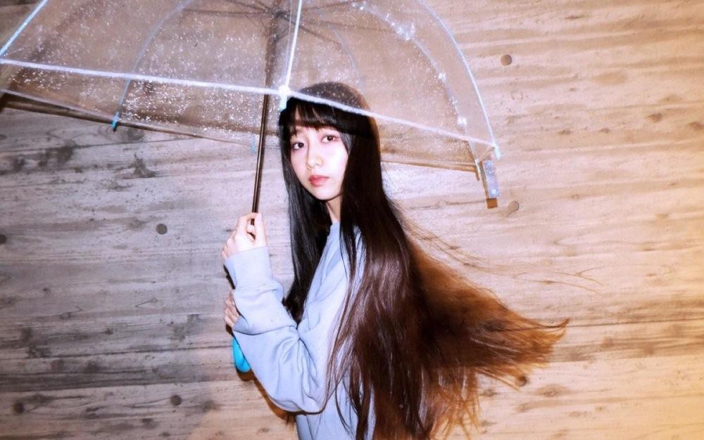 工藤静香|50岁工藤静香皮衣立领好飒，感慨年纪大；为木村心美拍照宛如雨中精灵