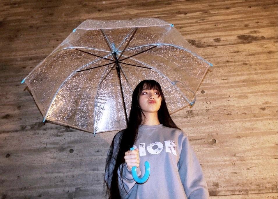 工藤静香|50岁工藤静香皮衣立领好飒，感慨年纪大；为木村心美拍照宛如雨中精灵