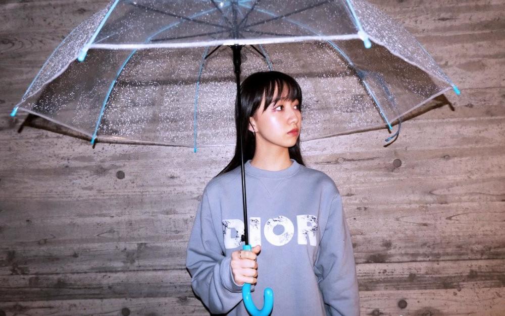 工藤静香|50岁工藤静香皮衣立领好飒，感慨年纪大；为木村心美拍照宛如雨中精灵