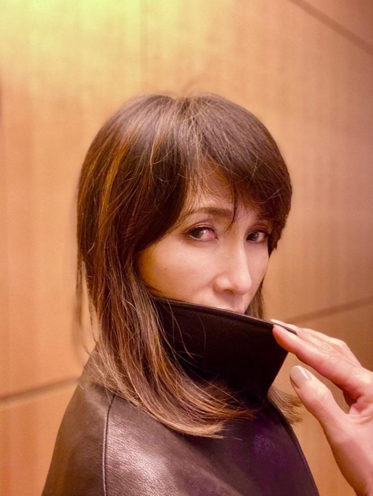 工藤静香|50岁工藤静香皮衣立领好飒，感慨年纪大；为木村心美拍照宛如雨中精灵