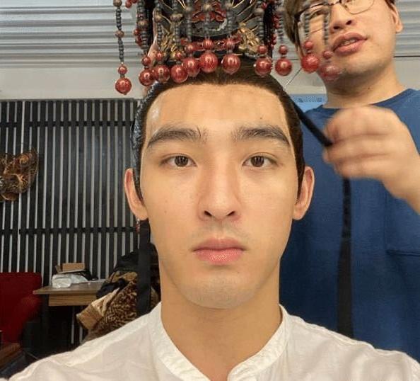 范冰冰|范冰冰懒理《355》争议，晒短发造型神似范丞丞，自曝遭亲妈吐槽