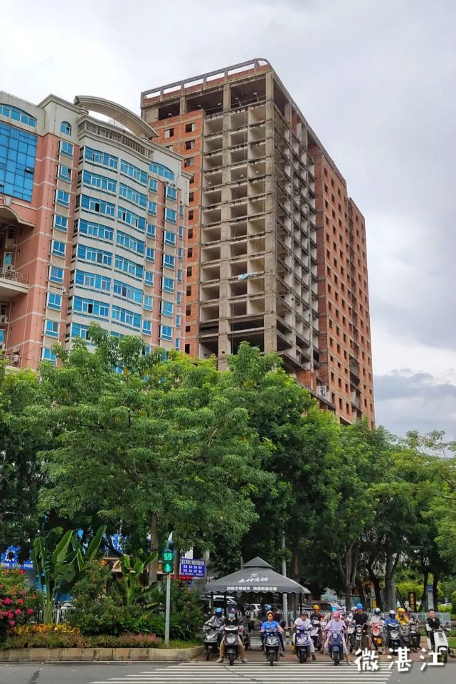 虹都大厦旁二十多年的"湛江第一烂尾楼"≡"湛江第一烂尾楼"≡相信街坊