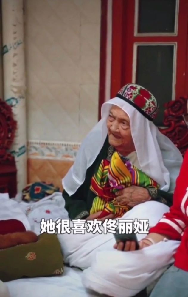 佟丽娅|佟丽娅回应牵手神秘男子！并附上聊天截图和合照