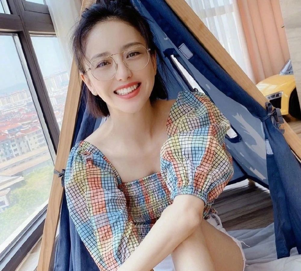 佟丽娅|佟丽娅回应牵手神秘男子！并附上聊天截图和合照