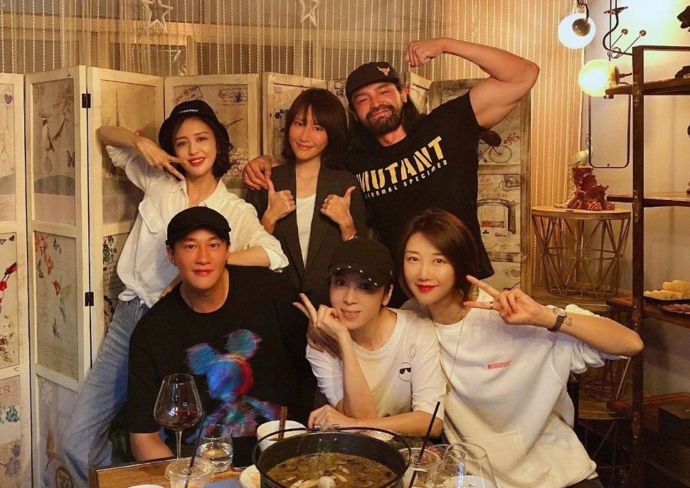 佟丽娅|佟丽娅回应牵手神秘男子！并附上聊天截图和合照