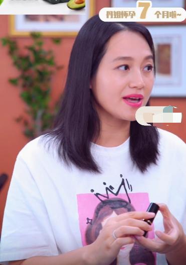 朱丹|朱丹挺7个月孕肚仍直播！卖力带货到深夜不停捶背，黑眼圈遮不住