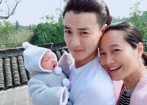 朱丹|朱丹挺7个月孕肚仍直播！卖力带货到深夜不停捶背，黑眼圈遮不住