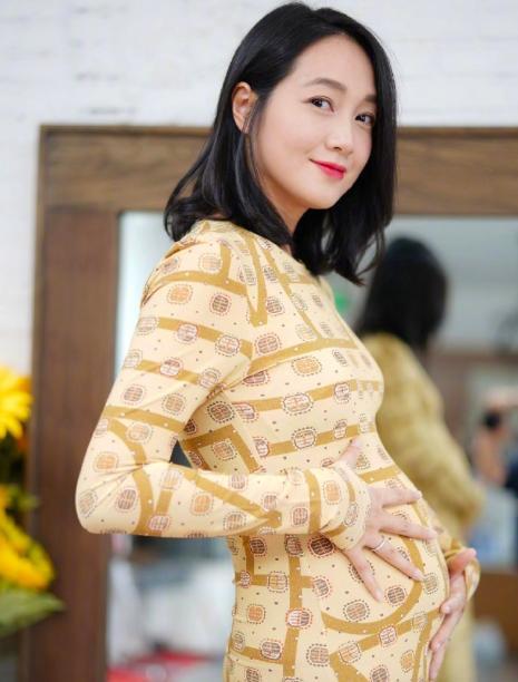 朱丹|朱丹挺7个月孕肚仍直播！卖力带货到深夜不停捶背，黑眼圈遮不住