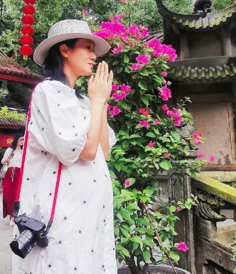 朱丹|朱丹挺7个月孕肚仍直播！卖力带货到深夜不停捶背，黑眼圈遮不住