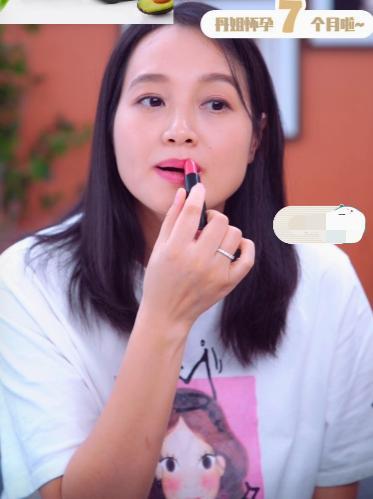 朱丹|朱丹挺7个月孕肚仍直播！卖力带货到深夜不停捶背，黑眼圈遮不住