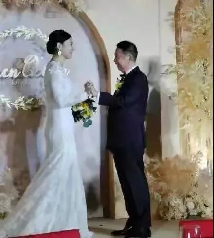 田朴珺|田朴珺第二？63岁董事长迎娶38岁妻子，还说是真爱......