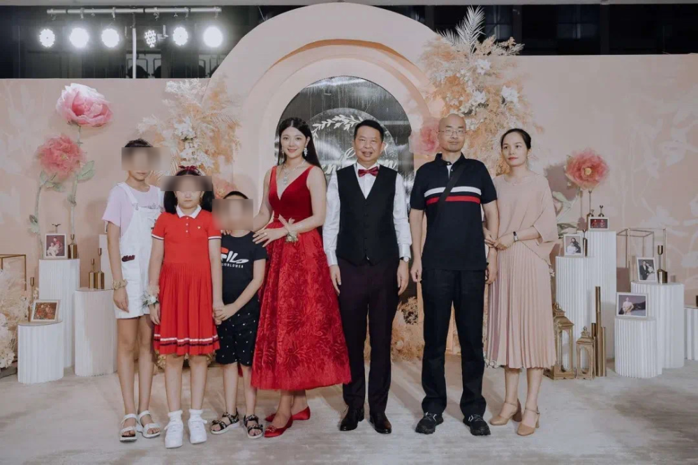 田朴珺|田朴珺第二？63岁董事长迎娶38岁妻子，还说是真爱......