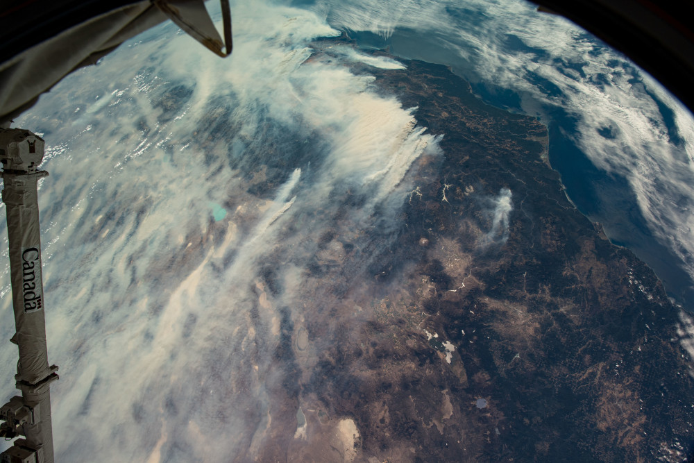 加州|烧掉20个纽约！美国加州山火“染红”月亮太空可见，专家：已破纪录