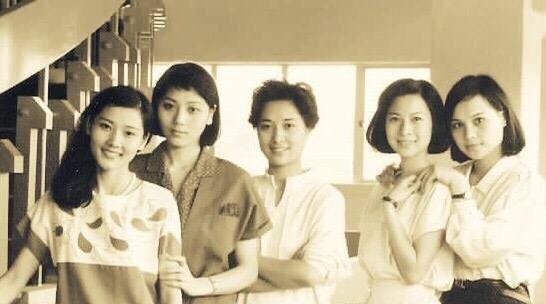 何赛飞|灰色童年，却养出彩色凤凰，不老女神何赛飞的低开高走人生