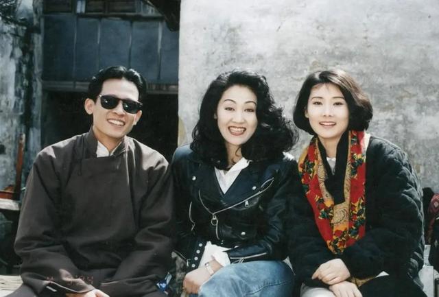 何赛飞|灰色童年，却养出彩色凤凰，不老女神何赛飞的低开高走人生