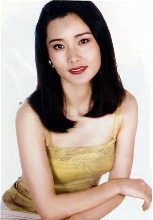 何赛飞|灰色童年，却养出彩色凤凰，不老女神何赛飞的低开高走人生