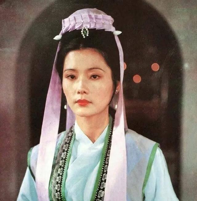 何赛飞|灰色童年，却养出彩色凤凰，不老女神何赛飞的低开高走人生