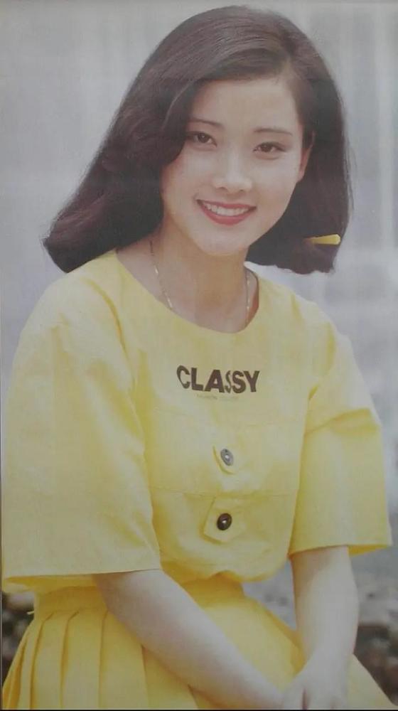 何赛飞|灰色童年，却养出彩色凤凰，不老女神何赛飞的低开高走人生