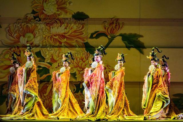 开封清明上河园中的梦幻演出菊美人小孩子每晚嚷着要来看