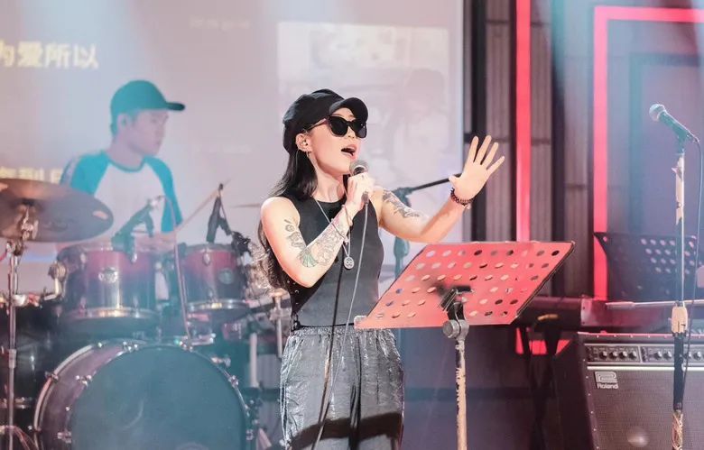 常州90后酒吧驻唱女歌手浸在酒里的音乐与梦想
