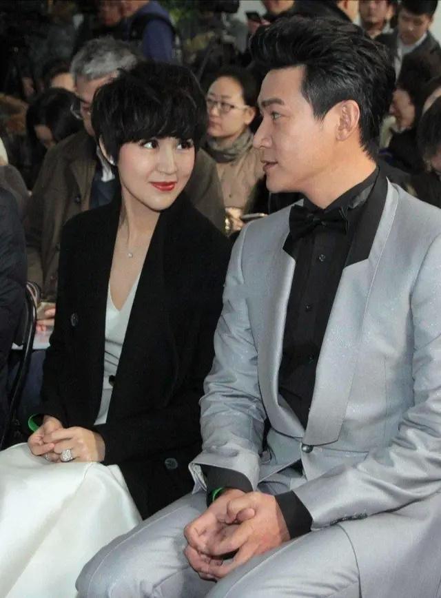 陆毅|陆毅晒一家四口出游照！12岁女儿贝儿大长腿吸睛，老婆鲍蕾帅美