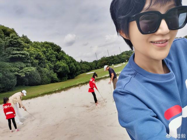 陆毅|陆毅晒一家四口出游照！12岁女儿贝儿大长腿吸睛，老婆鲍蕾帅美