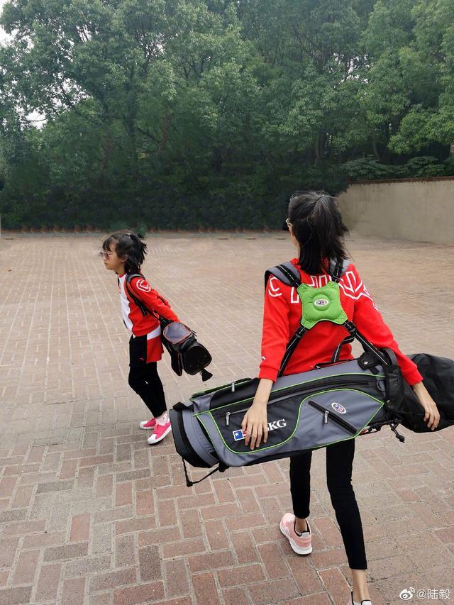 陆毅|陆毅晒一家四口出游照！12岁女儿贝儿大长腿吸睛，老婆鲍蕾帅美