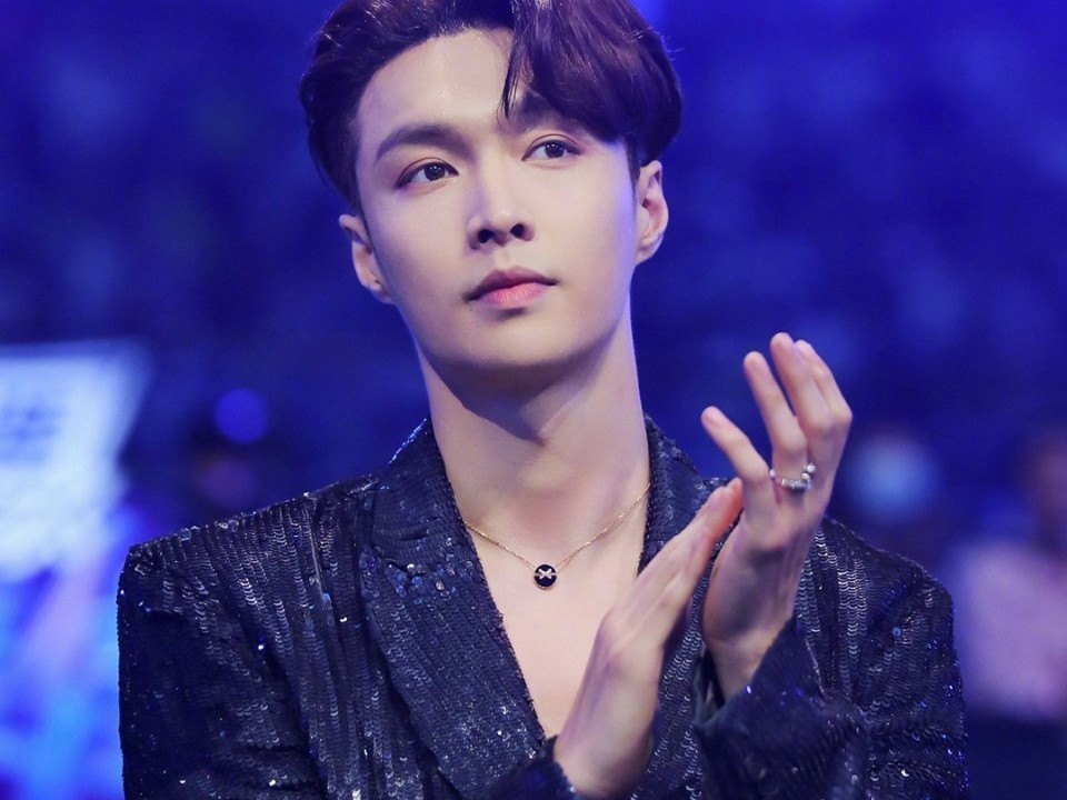 肖战|肖战给张艺兴送祝福语，同一地点录3条视频，只因粉丝不会打卡？