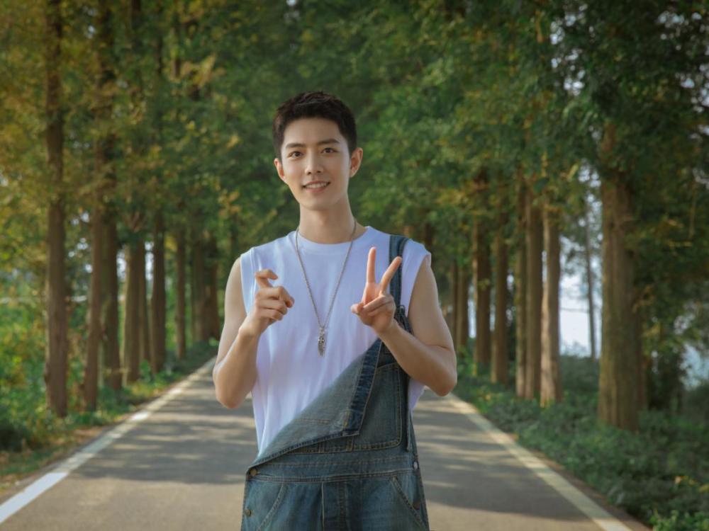 肖战|肖战给张艺兴送祝福语，同一地点录3条视频，只因粉丝不会打卡？