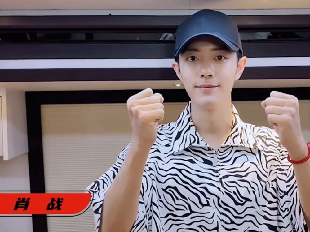肖战|肖战给张艺兴送祝福语，同一地点录3条视频，只因粉丝不会打卡？