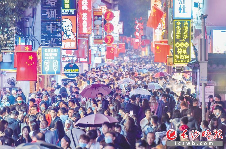 橘子洲不得不限流,太平街接待人数达到165万人次,岳麓山景区累计接待