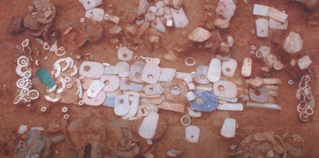 考古|惊天的凌家滩遗址，位于北纬31度线上，挖出许多玉器却没有人骨