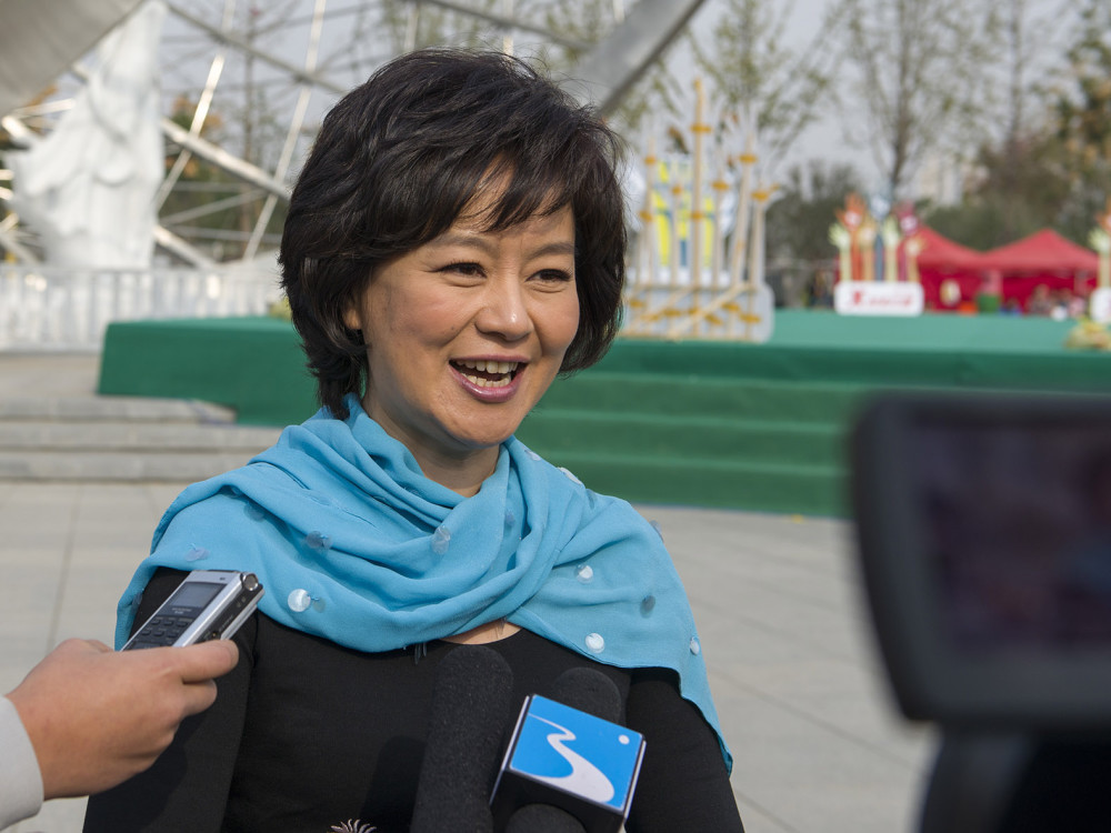 54岁鞠萍与康辉线下带货人气高,身材发福认不出