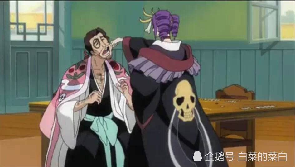 你的腰间别着两把,还是一大一小,一长一短,原来你是为了隐藏八镜剑啊