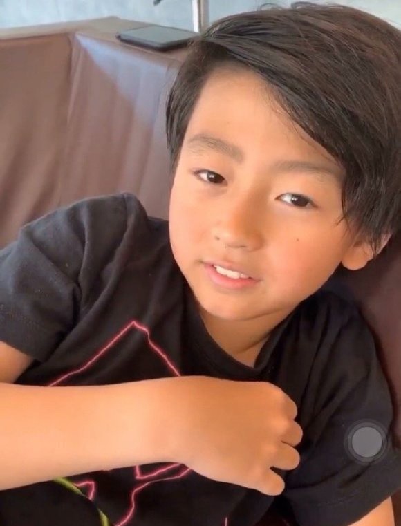 张柏芝二儿子近照曝光一颦一笑颇像妈妈和大儿子形成鲜明对比