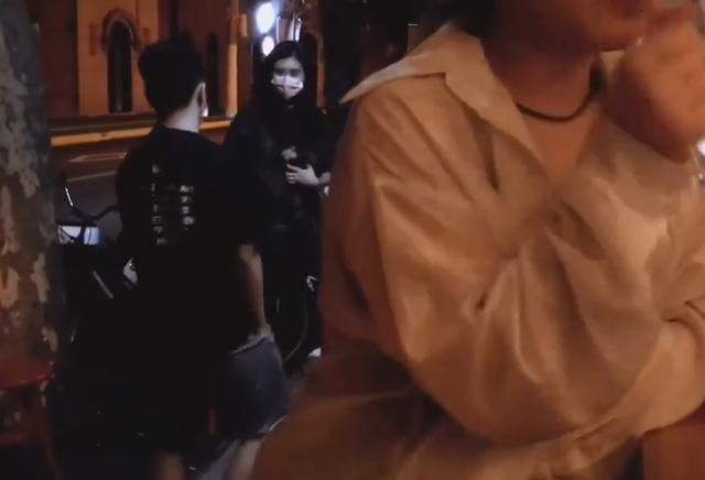 奚梦瑶|奚梦瑶何猷君看烟花，女方头靠老公肩膀，两人紧紧依偎比热恋还甜