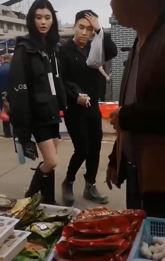 奚梦瑶|奚梦瑶何猷君看烟花，女方头靠老公肩膀，两人紧紧依偎比热恋还甜