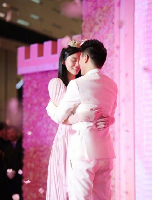 奚梦瑶|奚梦瑶何猷君看烟花，女方头靠老公肩膀，两人紧紧依偎比热恋还甜