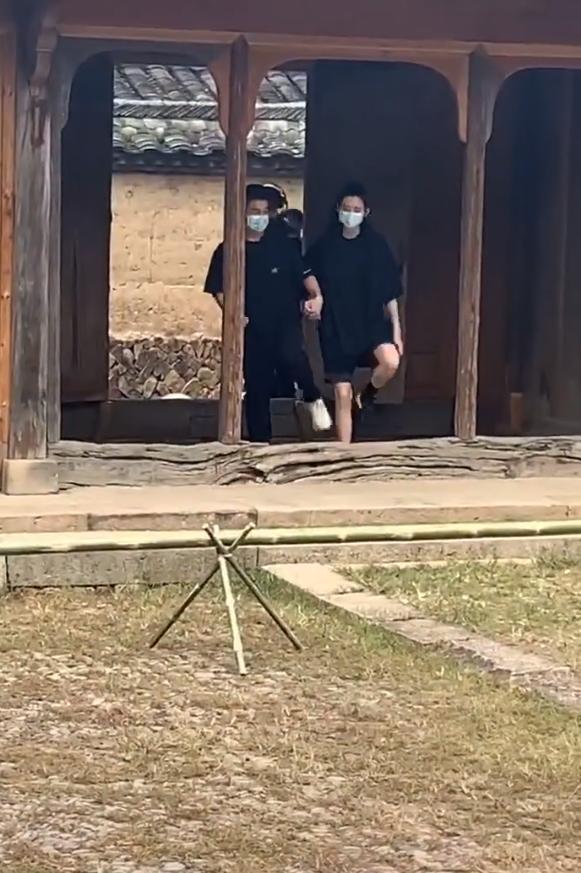 奚梦瑶|奚梦瑶何猷君看烟花，女方头靠老公肩膀，两人紧紧依偎比热恋还甜