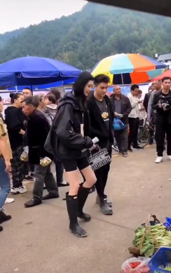 奚梦瑶|奚梦瑶何猷君看烟花，女方头靠老公肩膀，两人紧紧依偎比热恋还甜