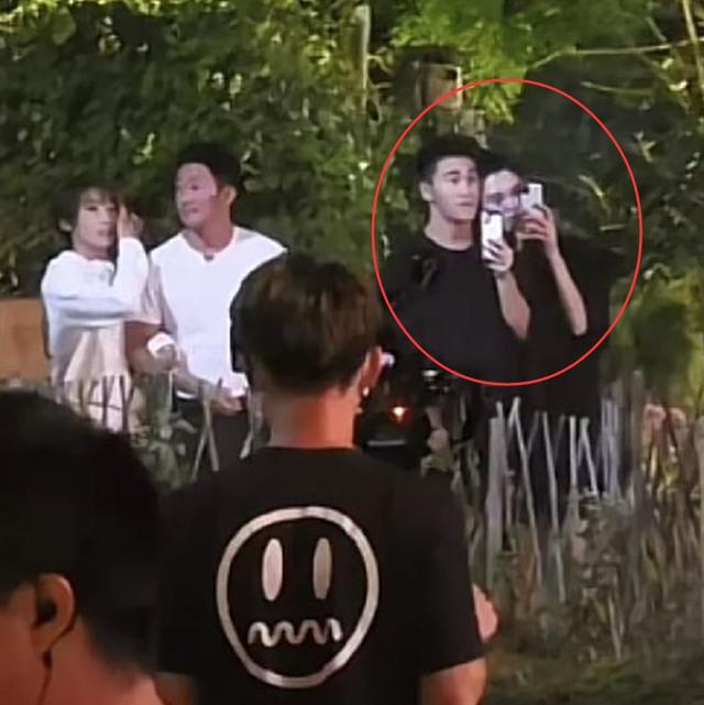 奚梦瑶|奚梦瑶何猷君看烟花，女方头靠老公肩膀，两人紧紧依偎比热恋还甜